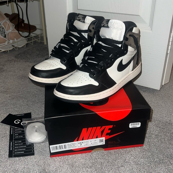 Air Jordan 1 Retro High OG 'Dark Mocha' - Picture 2 of 10